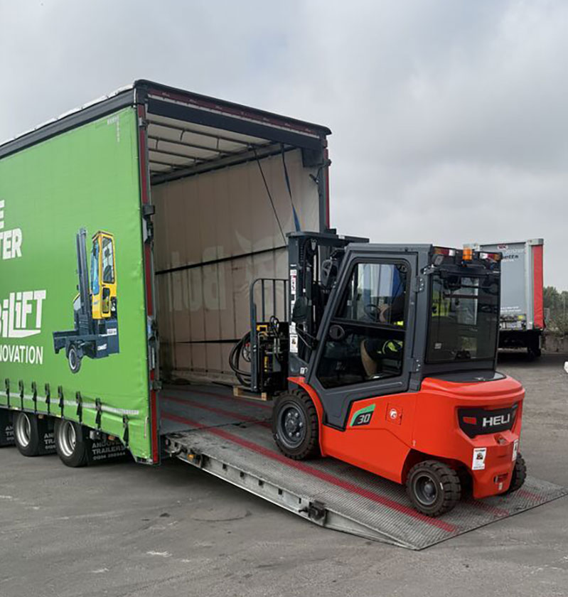 Electric forklift driving off the Mexmast trailer